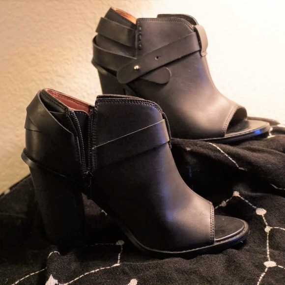 Crown Vintage Black Open Toe Ankle Boots - Picture 1 of 4